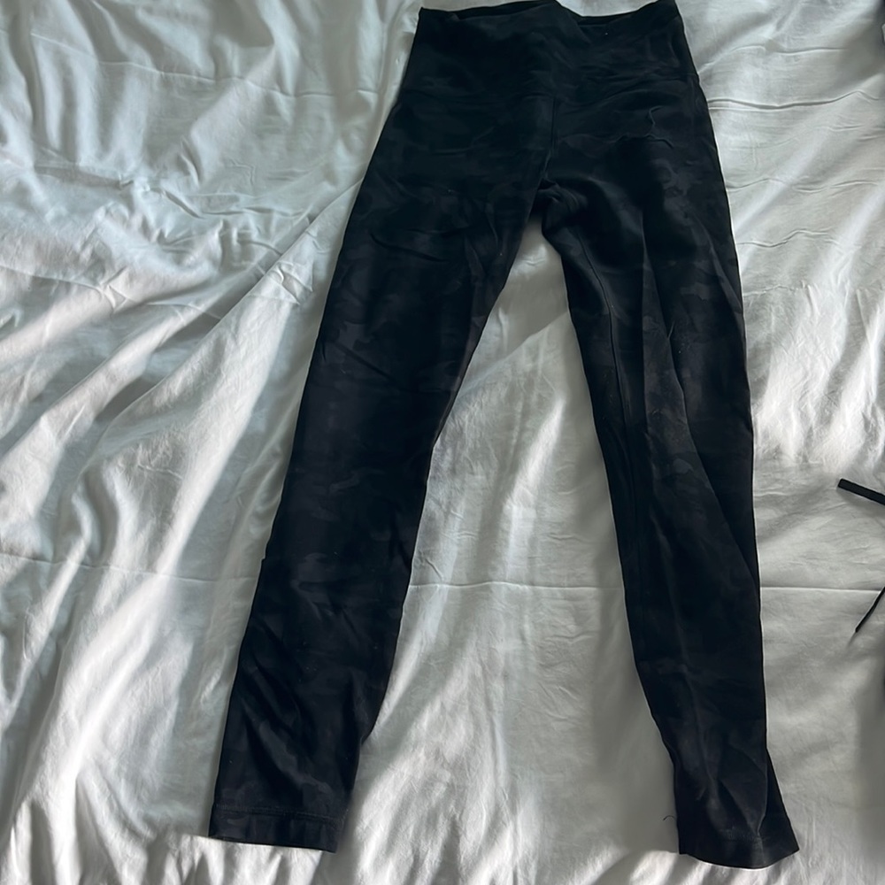 Lululemon size 8 / 28 length black Camo print like new wonder under